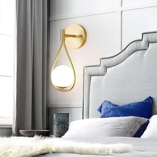 Veyra Minimalist Brass Wall Light