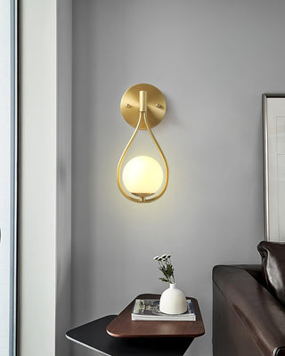 Veyra Minimalist Brass Wall Light