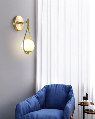 Veyra Minimalist Brass Wall Light