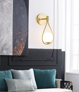 Veyra Minimalist Brass Wall Light