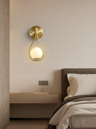 Veyra Minimalist Brass Wall Light