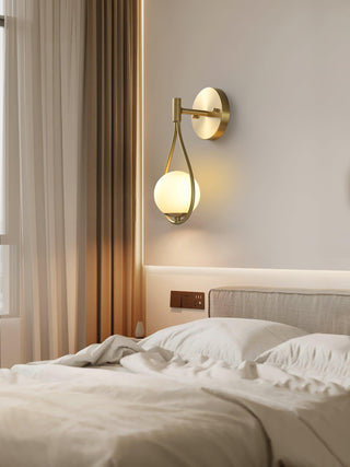 Veyra Minimalist Brass Wall Light