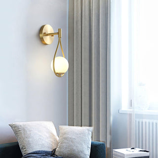 Veyra Minimalist Brass Wall Light
