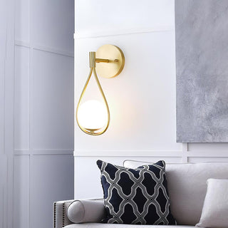 Veyra Minimalist Brass Wall Light
