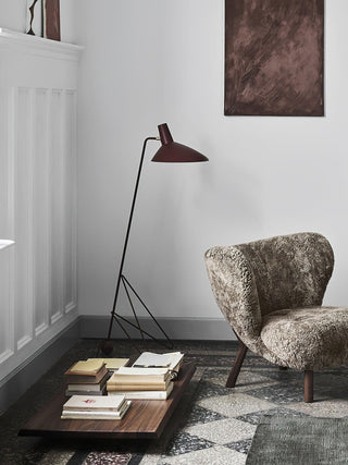 Svelte Noir Sculptural Metal Floor Light
