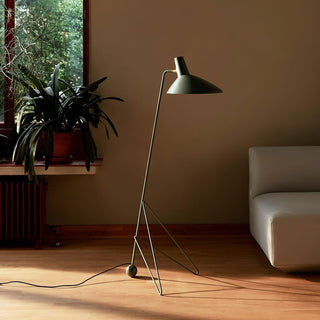 Svelte Noir Sculptural Metal Floor Light
