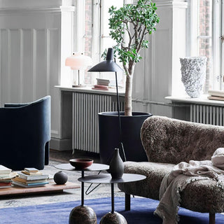 Svelte Noir Sculptural Metal Floor Light