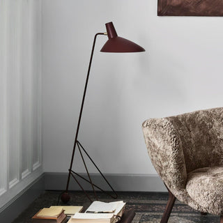 Svelte Noir Sculptural Metal Floor Light