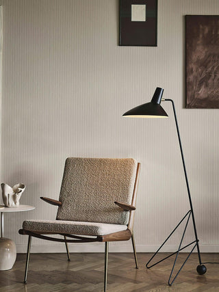 Svelte Noir Sculptural Metal Floor Light