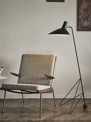 Svelte Noir Sculptural Metal Floor Light
