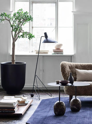 Svelte Noir Sculptural Metal Floor Light